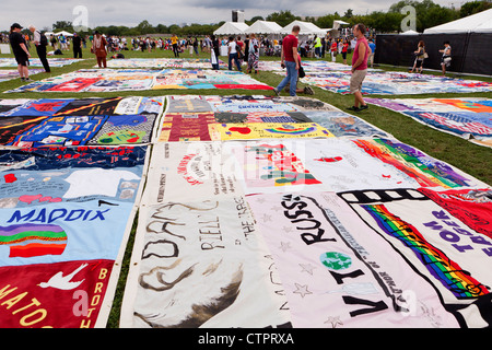 AIDS Memorial Quilt pannelli sono messe in mostra sul Mall in occasione del venticinquesimo anniversario di istituzione, precedendo la conferenza internazionale sull' AIDS - Washington, DC Foto Stock