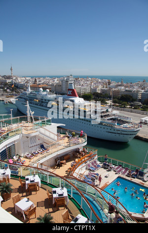 Città di Cadiz, Spagna. Vista pittoresca di navi da crociera ormeggiato a Cadice con la città sullo sfondo. Foto Stock