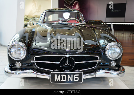 1957 Mercedes-Benz 300SL "Gullwing" auto sul display, Mercedes-Benz World, Brooklands, Weybridge, Surrey, England, Regno Unito Foto Stock