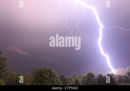 Un molto vicino e potente colpo di fulmine. Foto Stock