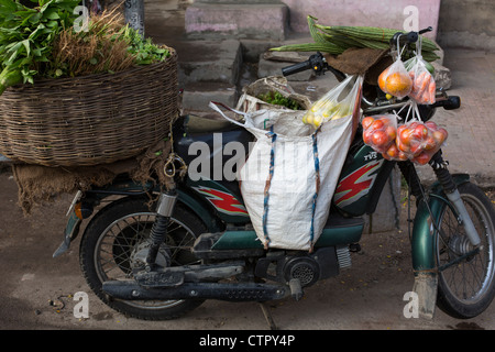 Verdure su moto in vendita in Hyderabad, India Foto Stock