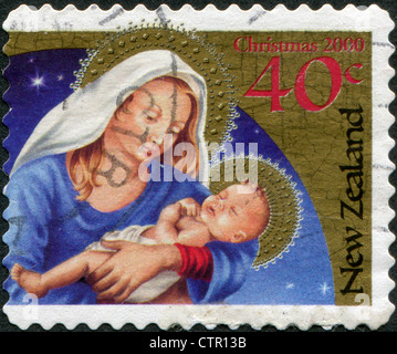 Nuova Zelanda - circa 2000: un timbro stampato in Nuova Zelanda, è dedicata al Natale, raffigura la Madonna e il bambino, circa 2000 Foto Stock