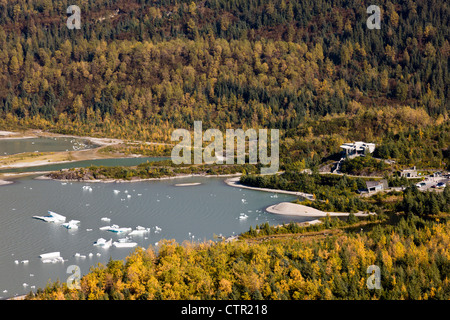 Vista aerea del Mendenhall Glacier Visitor Center, Juneau, a sud-est di Alaska, Autunno Foto Stock