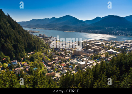 Vista aerea del centro cittadino di Juneau e Lynn canal guardando ad ovest e a sud-est di Alaska, estate Foto Stock