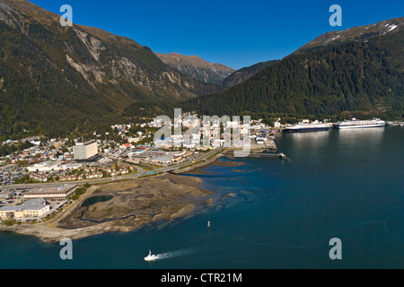 Vista aerea del centro cittadino di Juneau dal di sopra del Lynn Canal, a sud-est di Alaska, estate Foto Stock