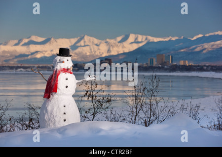 Vista panoramica Chugach Mountains skyline di ancoraggio Cook Inlet pupazzo di neve in primo piano centromeridionale Alaska inverno Foto Stock