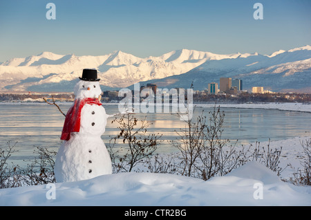 Vista panoramica Chugach Mountains skyline di ancoraggio Cook Inlet pupazzo di neve in primo piano centromeridionale Alaska inverno Foto Stock