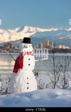 Vista panoramica Chugach Mountains skyline di ancoraggio Cook Inlet pupazzo di neve in primo piano centromeridionale Alaska inverno Foto Stock