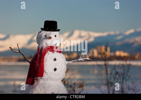 Vista panoramica Chugach Mountains skyline di ancoraggio Cook Inlet pupazzo di neve in primo piano centromeridionale Alaska inverno Foto Stock