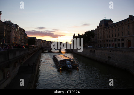 Un ponte che va oltre il Fiume Senna a Parigi, Francia Foto Stock