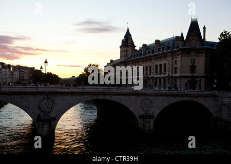 Un ponte che va oltre il Fiume Senna a Parigi, Francia Foto Stock