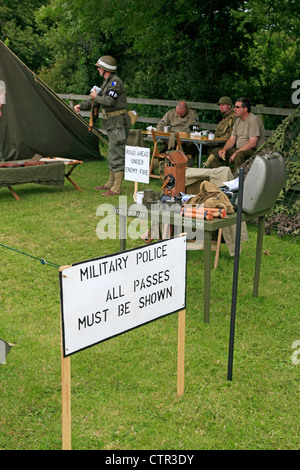 Attori chattare mentre vestita di WW2 periodo Army US GI uniformi in una storia viva weekend Foto Stock