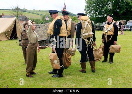 Il gruppo olandese di uomini vestiti come WW2 Naval aviatori durante una rievocazione storica weekend Foto Stock