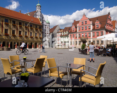 Street café in Marketplatz con Grosszunft e palazzi del municipio di Memmingen city centre, Baviera, Germania, Europa Foto Stock