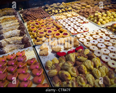 Torte e dolci vetrina nella pasticceria finestra Foto Stock