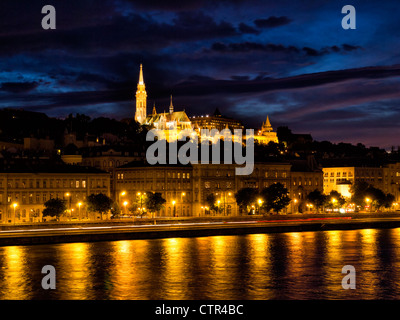 Vista notturna della chiesa di Mattia (Mátyás-templom) e il bastione dei pescatori a Budapest, Ungheria, Europa orientale Foto Stock