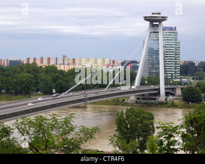 Novi più ponte che attraversa il fiume Danubio, Bratislava, Slovacchia, Europa orientale Foto Stock