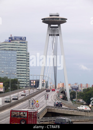 Novi più ponte che attraversa il fiume Danubio, Bratislava, Slovacchia, Europa orientale Foto Stock