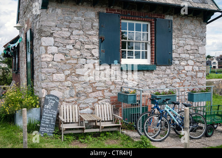 Vecchia serratura Keeper's Cottage, Exeter Ship Canal, biciclette in giardino, Topsham, nei pressi di Exeter, la South Devon, Inghilterra, Regno Unito Foto Stock