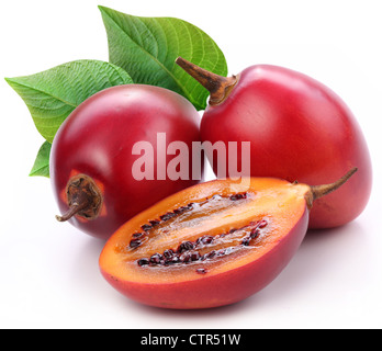 Tamarillo frutti con foglie su sfondo bianco. Foto Stock