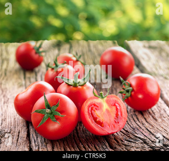 Pomodori, cucinati con erbe per la conservazione del vecchio tavolo in legno. Foto Stock