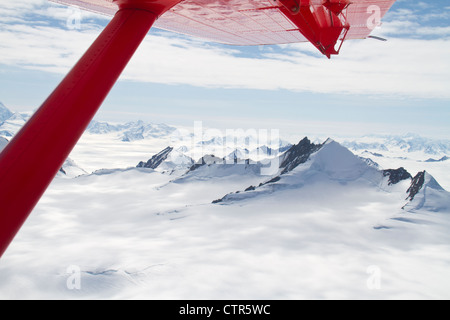 Vista panoramica Wrangell-Saint Elias montagne mentre battenti in Turbo Lontra Parco Nazionale Kluane Yukon Territory Canada estate Foto Stock