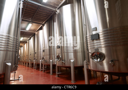 Grandi serbatoi in metallo per la fermentazione del vino Foto Stock