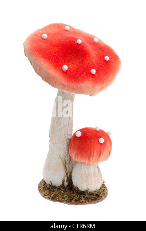 Il bianco e il rosso toadstools, artificiali - studio shot con uno sfondo bianco. Foto Stock