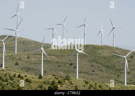 Gruppo di mulini a vento per le fonti di produzione di energia elettrica su una collina Foto Stock