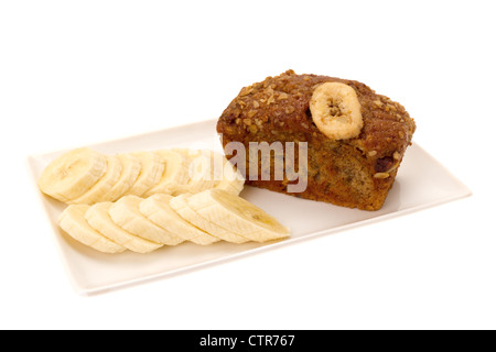 Banana torta di pane con le fette di banana fresche - studio shot isolato su bianco. Foto Stock