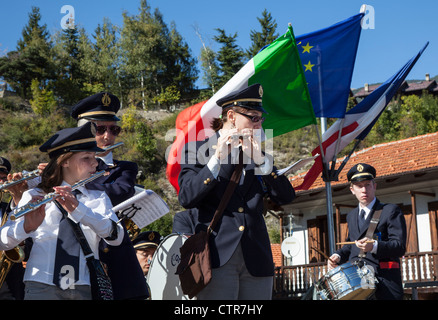 Città italiana band suonare strumenti musicali a un festival a Oulx, Piemonte, Italia Foto Stock