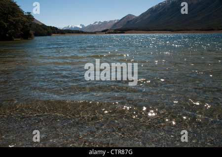 In splendido isolamento i laghi Mavora tratto fra la Livnigstone e la Thomson montagne nelle Alpi del Sud. Foto Stock