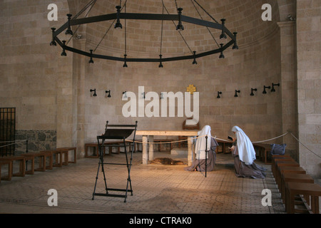 Vista della preghiera delle monache all interno della chiesa della moltiplicazione dei pani e dei pesci, Tabgha, Israele Foto Stock