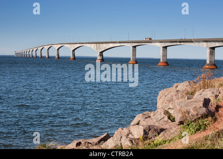 Il traffico che attraversa la Confederazione ponte che collega Prince Edward Island con la terraferma New Brunswick. Come si vede dal Principe Ed Foto Stock