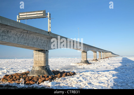 Confederazione ponte che collega New Brunswick e del Prince Edward Island in inverno. Foto Stock