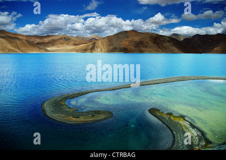 Le splendide acque blu del Pangong Tso in Ladakh, da qualche parte tra India e Cina Foto Stock