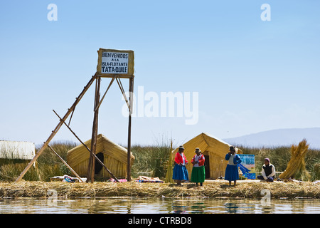 Uros donna dalle isole galleggianti sul lago Titicaca, vicino a Puno, Perù Foto Stock