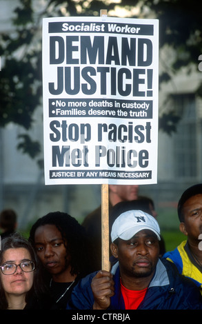 Demo e processione in memoria di coloro che sono morti sotto la custodia della polizia penitenziaria, o ospedale psichiatrico, Londra, Regno Unito. Il 27 ottobre 2001. Foto Stock