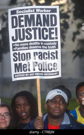 Demo e processione in memoria di coloro che sono morti sotto la custodia della polizia penitenziaria, o ospedale psichiatrico, Londra, Regno Unito. Il 27 ottobre 2001. Foto Stock