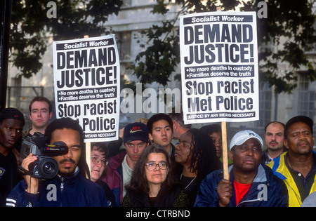 Demo e processione in memoria di coloro che sono morti sotto la custodia della polizia penitenziaria, o ospedale psichiatrico, Londra, Regno Unito. Il 27 ottobre 2001. Foto Stock