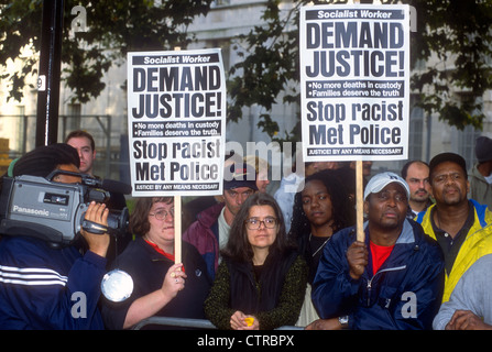 Demo e processione in memoria di coloro che sono morti sotto la custodia della polizia penitenziaria, o ospedale psichiatrico, Londra, Regno Unito. Il 27 ottobre 2001. Foto Stock