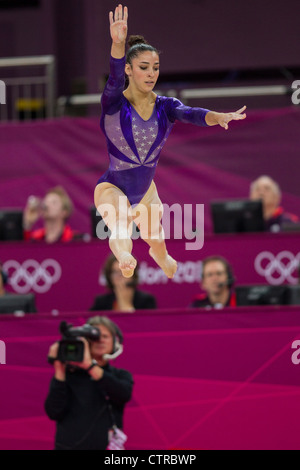 Alexandra Raisman (USA) preforme l'esercitazione del pavimento durante le donne squadra qualifica al 2012 Olimpiadi estive, Londra Foto Stock