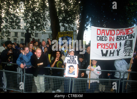 Demo e processione in memoria di coloro che sono morti sotto la custodia della polizia penitenziaria, o ospedale psichiatrico, Londra, Regno Unito. Il 27 ottobre 2001. Foto Stock