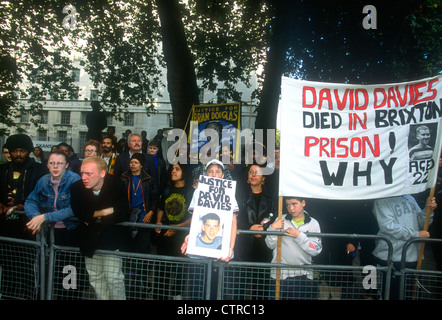 Demo e processione in memoria di coloro che sono morti sotto la custodia della polizia penitenziaria, o ospedale psichiatrico, Londra, Regno Unito. Il 27 ottobre 2001. Foto Stock