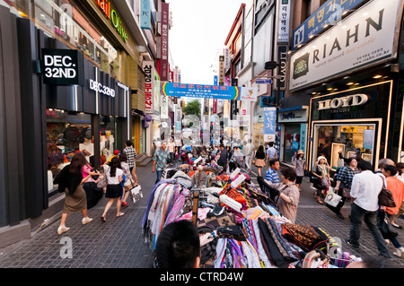 Occupato a Myeongdong con un sacco di bancarelle, Seoul, Corea Foto Stock