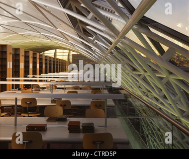 Nella Facoltà di Giurisprudenza dell università di cambridge vista interna della libreria - crepuscolo con struttura di curvatura Foto Stock