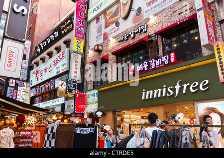 Strada trafficata in a Myeongdong, Seoul, Corea Foto Stock