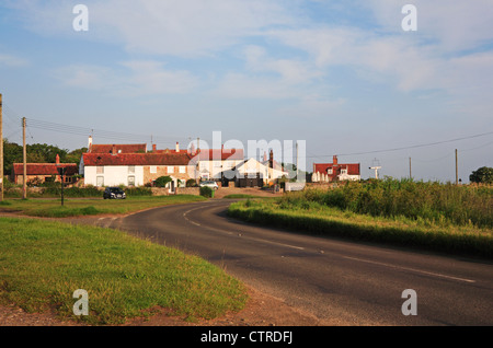 Una vista della A149 strada costiera che corre attraverso Salthouse, Norfolk, Inghilterra, Regno Unito. Foto Stock