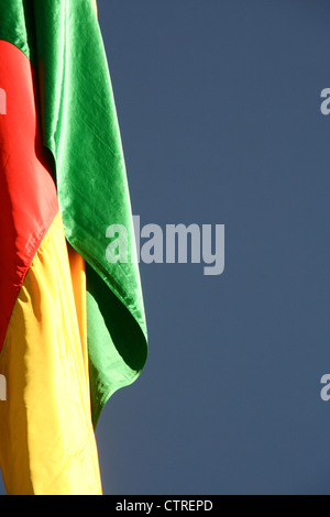 La bandiera nazionale della Bolivia contro uno sfondo blu Foto Stock