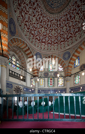 Royal cenotaphs nel mausoleo del sultano ottomano Mahmud III, Istanbul, Turchia Foto Stock